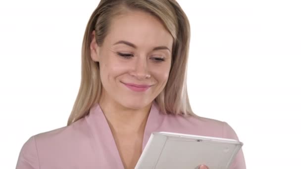 Actieve zakenvrouw houden tablet op witte achtergrond. — Stockvideo