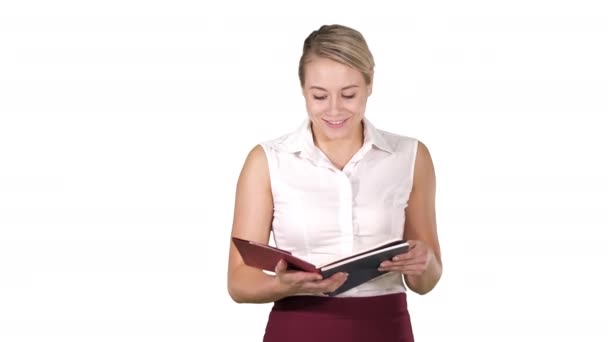 Mujer mantenga y libro abierto o portátil leyendo algo en voz alta sobre fondo blanco . — Vídeos de Stock