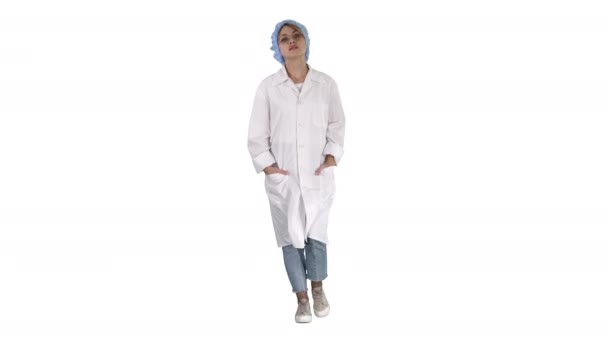 Mujer joven caucásica seria en uniforme caminando sobre fondo blanco . — Vídeo de stock