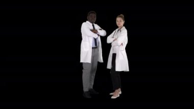 Kollarını kavuşturmuş kadın ve erkek doktorlar, Alfa Kanalı.