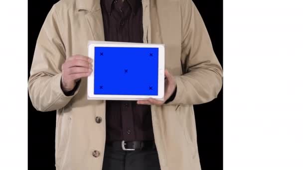 Männliche Hände halten Tablet mit Blue Screen Attrappe, Alpha Channel — Stockvideo