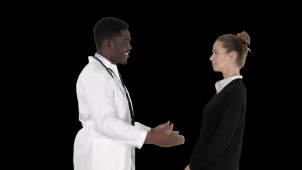 医者は患者に良い知らせを伝えるアルファチャンネル — ストック動画