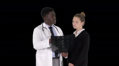 Genç kadın ziyaret radyolog x-ray sınavı beyninin, alfa kanalı için
