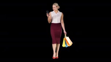 Smartphone içinde seyir ve yürürken, Alfa kanal alışveriş torbaları tutan güzel çekici kadınlar