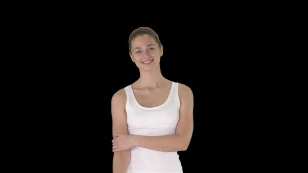 Εμφανίσιμη λευκή γυναίκα που περπατάει και χαμογελάει, κανάλι Άλφα — Αρχείο Βίντεο