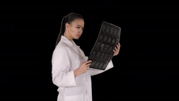 Intellektuelles Gesundheitspersonal mit weißem Laborkittel, Blick auf Röntgenbild, ct scan, mri, alpha channel — Stockvideo