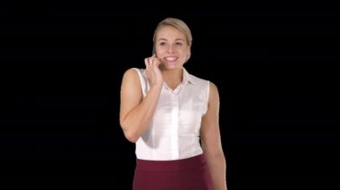 Alpha Channel 'da yürürken cep telefonuyla arayan çekici bir kadın.