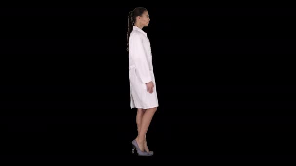 Medico estetista in vestaglia bianca sta camminando, Alpha Channel — Video Stock