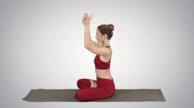 Lotus poz degrade arka plan üzerinde pratik yoga, genç sportif çekici kadının yapması.