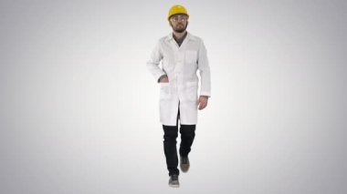 Modern genç phisicist yürüyüş ve degrade arka plan üzerinde telefon mesajı okuma.