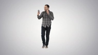 Heyecanlı adam gradyan arkaplan üzerine video blogu kaydediyor.