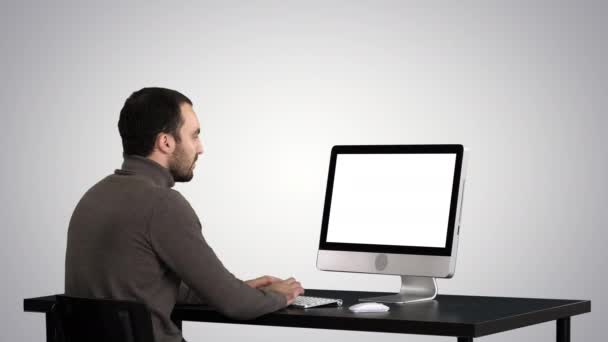 Man typing on the computer on gradient background. — Stock Video