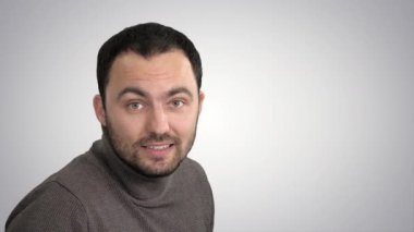 Gradyan arkaplanda kameraya konuşan adam.