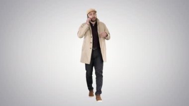 İşadamı yürüyüş ve degrade arka plan telefonla konuşurken sonbahar ceket.