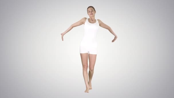 Kvinna gör morgon stretching när du går på lutning bakgrund. — Stockvideo