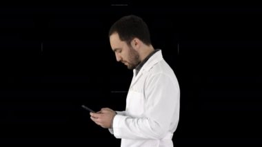 Yürüyen doktor ya da hemşire Alpha Channel 'da cep telefonunda mesaj atıyor.