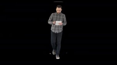 Holding ve bir beyaz tablet, alfa kanalı kullanarak bir adam