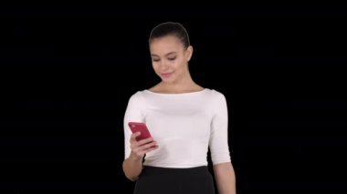 Akıllı telefonlu mutlu genç bir kadın alışveriş çantalarının fotoğrafını çekiyor, Alpha Channel.