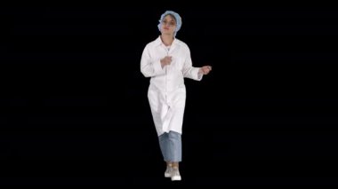 Yürüyüş ve kamera, alfa kanalı konuşurken samimi kadın doktor