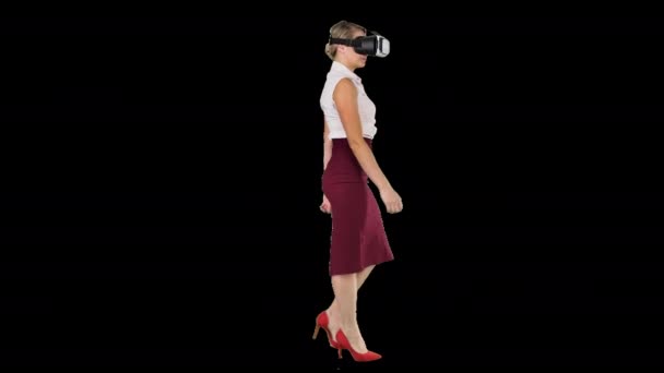 Młoda kobieta, noszenie urządzenia wirtualnej rzeczywistości i chodzenia, kanał alfa — Wideo stockowe