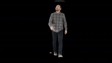 Genç adam büyülenmiş bir şekilde yukarı bakıyor, Alfa Kanalı