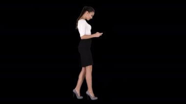 Akıllı telefon ve yürüyüş kullanan iş kadını, Alfa Kanalı.