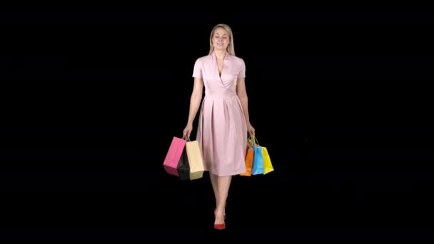 Ψώνια γυναίκα κρατώντας ψώνια με τα πόδια από την κάμερα, το κανάλι άλφα — Αρχείο Βίντεο