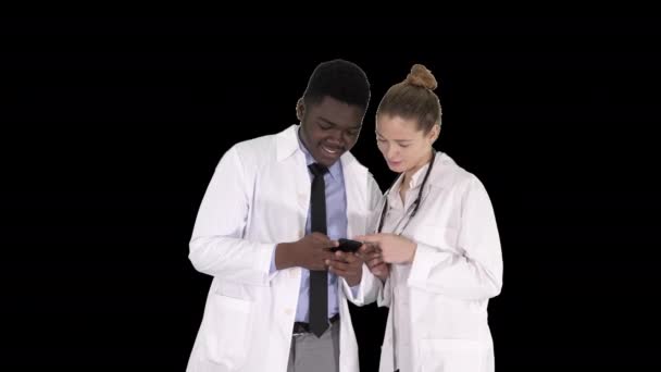 Équipe médicale regardant le téléphone ensemble, Canal Alpha — Video