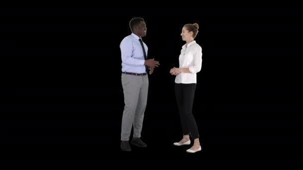 Αφρο-αμερικάνος άντρας και κορίτσι μιλάνε για δουλειές, κανάλι Άλφα — Αρχείο Βίντεο