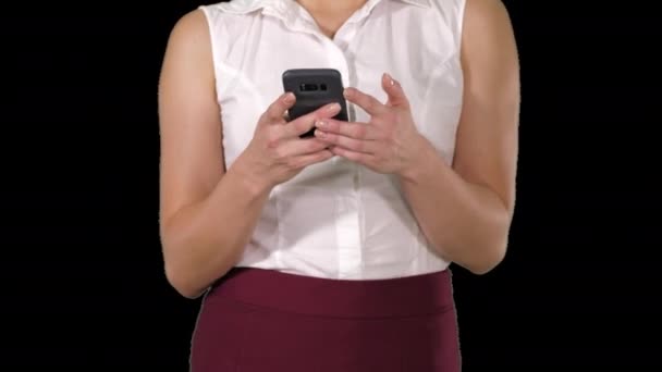 Krásná žena pomocí SMS mobil ruce ženy na chytrý telefon, alfa kanál — Stock video