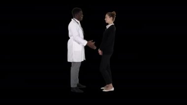 Alpha Channel adlı bir hastaya iyi haberler veren bir doktor.