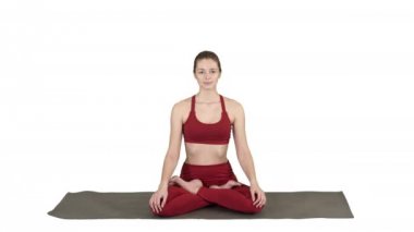 Sportif çekici kadın yoga yapıyor, Lotus egzersizi yapıyor, Siddhasana beyaz arka planda nefes alıyor..