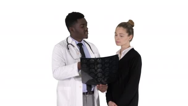 若い女性訪問放射線医のためのX線検査のための彼女の脳の白い背景. — ストック動画