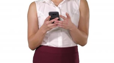 Beyaz arka planda akıllı telefonda cep telefonu kadın eller manifatura kullanarak güzel kadın.