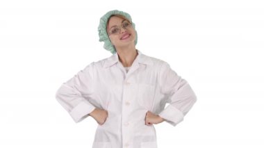 Beyaz arka planda kalçaları olan inek bir kadın doktor..