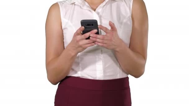 Piękna kobieta używająca telefonu komórkowego kobiety ręce tekstylny na smartfonie na białym tle. — Wideo stockowe