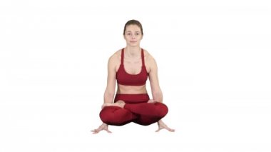 Tolasana veya ölçek poz güzel kadın beyaz arka planda Yoga oturan kol Lift duruş yapmak.