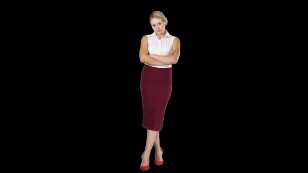 Mujer de negocios de pie con los brazos cruzados siendo cool, Alpha Channel — Vídeo de stock