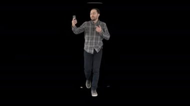 Videolu telefonla arayan bir adam. Video sohbet sırasında selam veren biriyle konuşuyor. Alpha Channel.