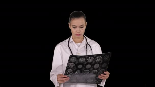 Doutor fêmea com labcoat branco, a olhar para a imagem radiográfica de raios-x, tomografia computadorizada, ressonância magnética, Canal Alfa — Vídeo de Stock