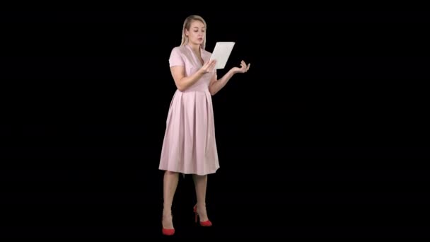 Tablet 'te Genç Kız Görüntü Sohbeti, Alfa Kanalı — Stok video