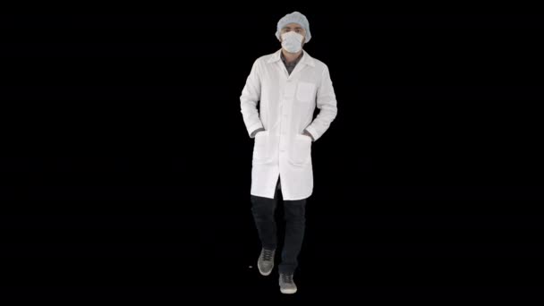 Camminando giovane medico di sesso maschile con maschera chirurgica, Alpha Channel — Video Stock