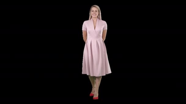 Pembe elbiseli mutlu güzel kadın poz veriyor, Alpha Channel — Stok video