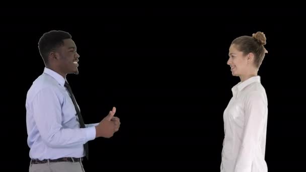 Молодая женщина и молодой человек в формальной одежде дают пять, Альфа-канал — стоковое видео