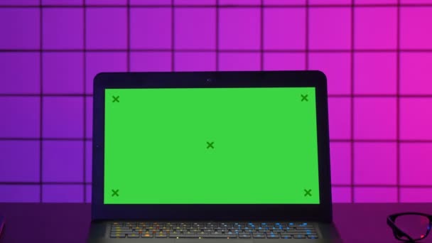 Computer portatile di giocatori su un tavolo con vista allo schermo. Visualizzazione finto schermo verde . — Video Stock