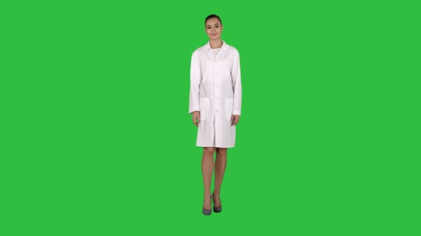 Medicine doktor kvinna går rakt på en grön skärm, Chroma Key. — Stockvideo