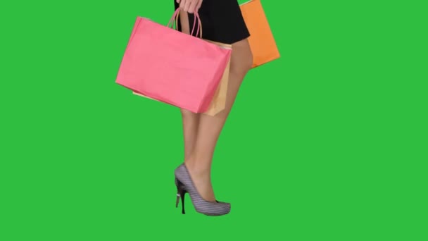 Marcher jambes de dame shopping avec sac à provisions sur un écran vert, Chroma Key . — Video