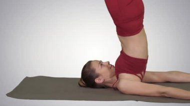 Yoga desteklenen Shoulderstand poz - Sirasana Sarvangasana degrade arka plan üzerinde.