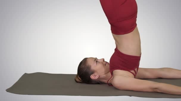 Yoga desteklenen Shoulderstand poz - Sirasana Sarvangasana degrade arka plan üzerinde. — Stok video