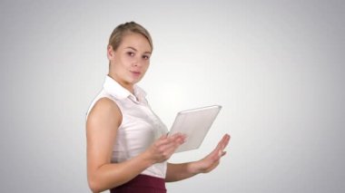 Tabletle yürüyen ve kamerayla konuşurken gülümseyen kadın ofis çalışanı, Alpha Channel